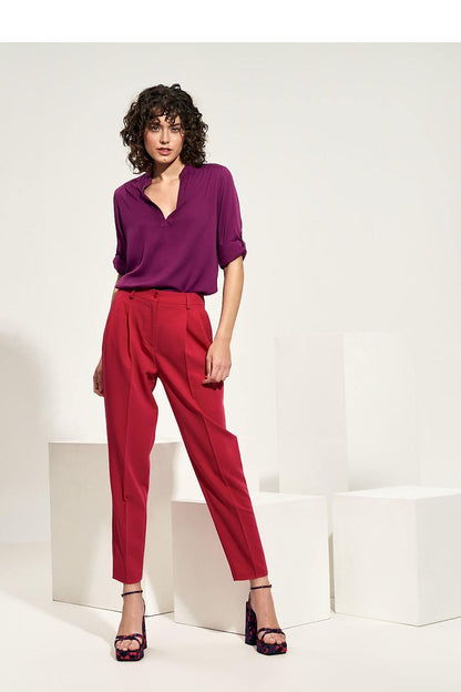 Chic high-waisted balloon trousers in red by Nife, paired with a stylish purple shirt, perfect for a modern and sophisticated outfit.