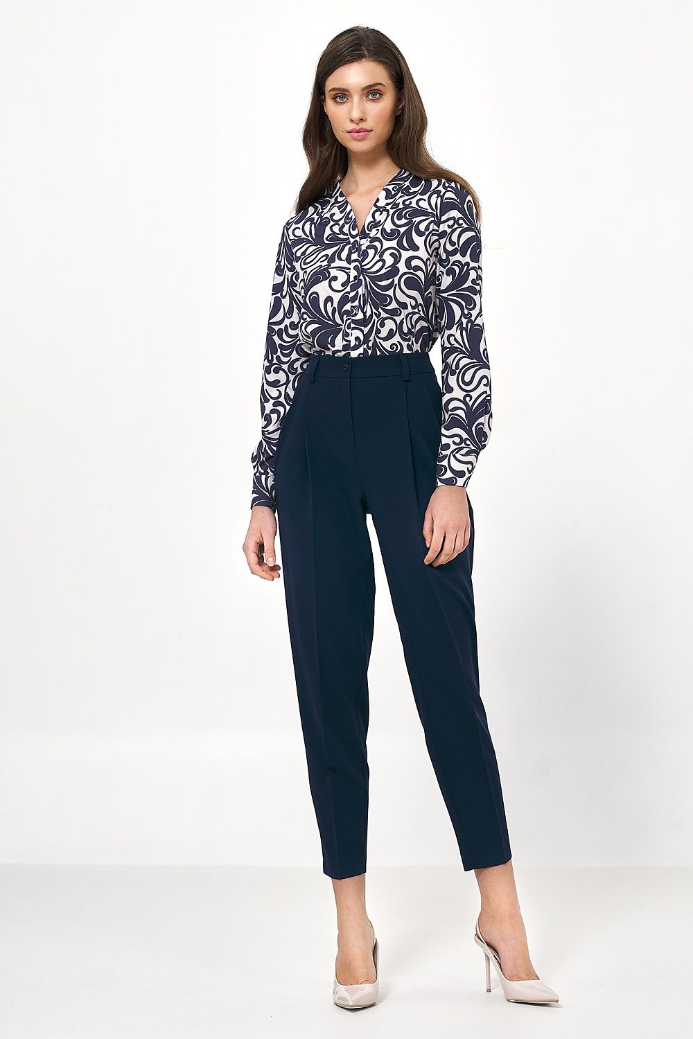 Stylish navy high-waisted balloon pants by Nife, elegantly combined with a patterned blouse, exuding professionalism and fashion-forward appeal.