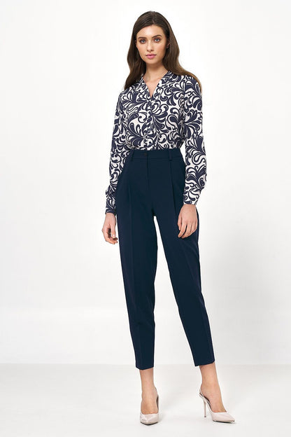 Stylish navy high-waisted balloon pants by Nife, elegantly combined with a patterned blouse, exuding professionalism and fashion-forward appeal.