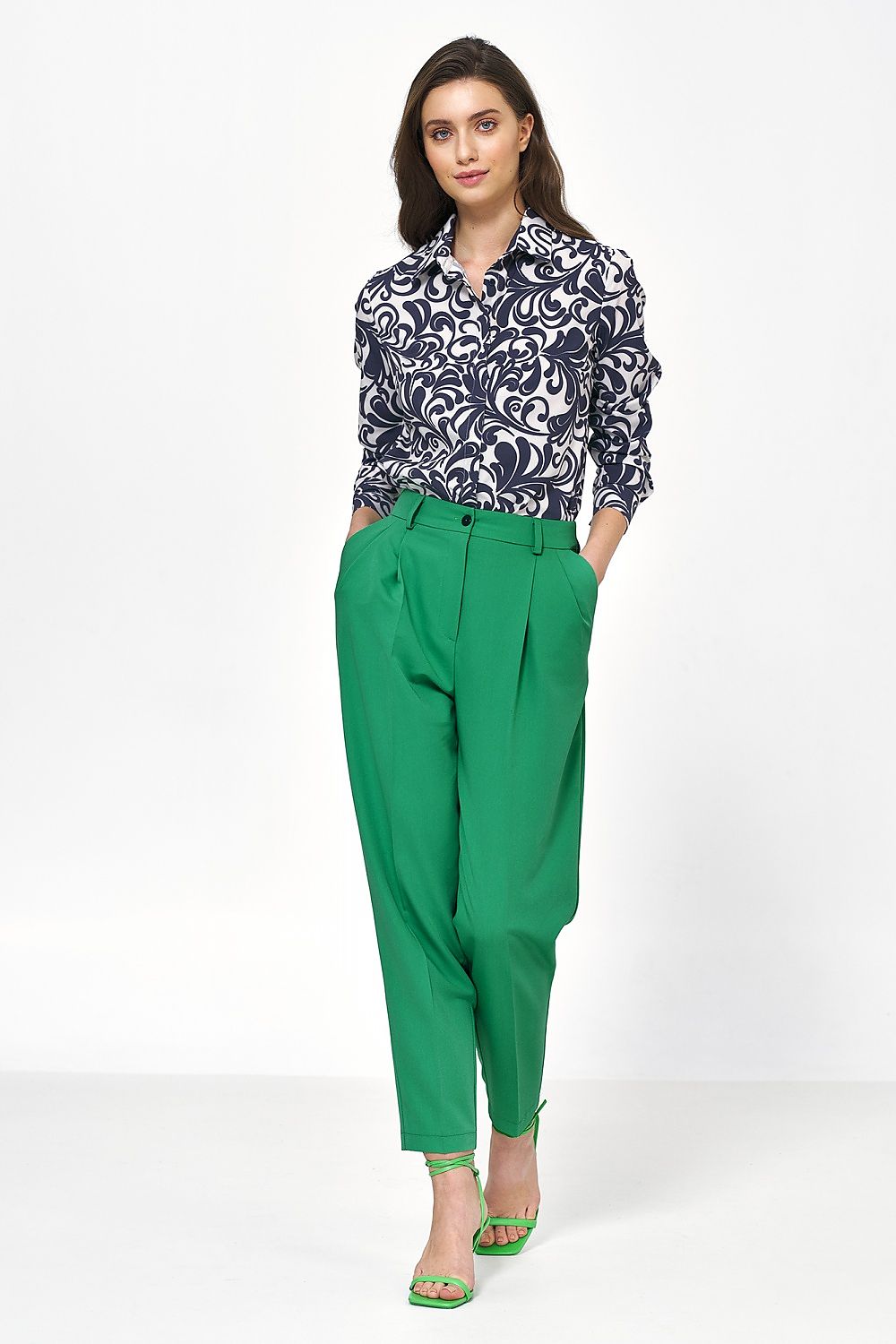 Chic high-waisted balloon trousers in striking green, paired with a stylish patterned shirt by Nife, offering a refined and classy look for office wear.