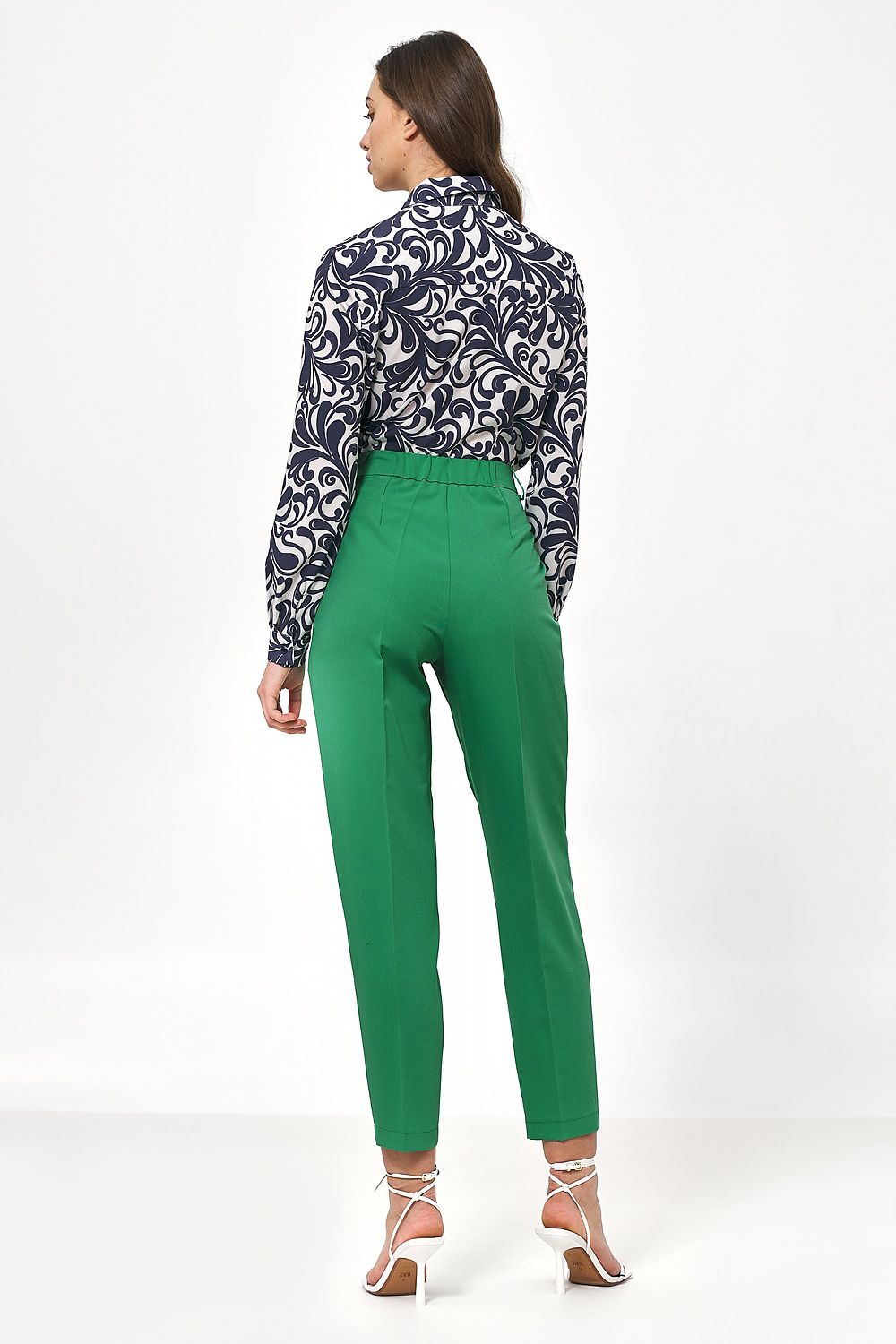 Elegant back view of high-waisted balloon pants in eye-catching green, showcasing a tailored fit with pockets; designed by Nife for a sophisticated silhouette.