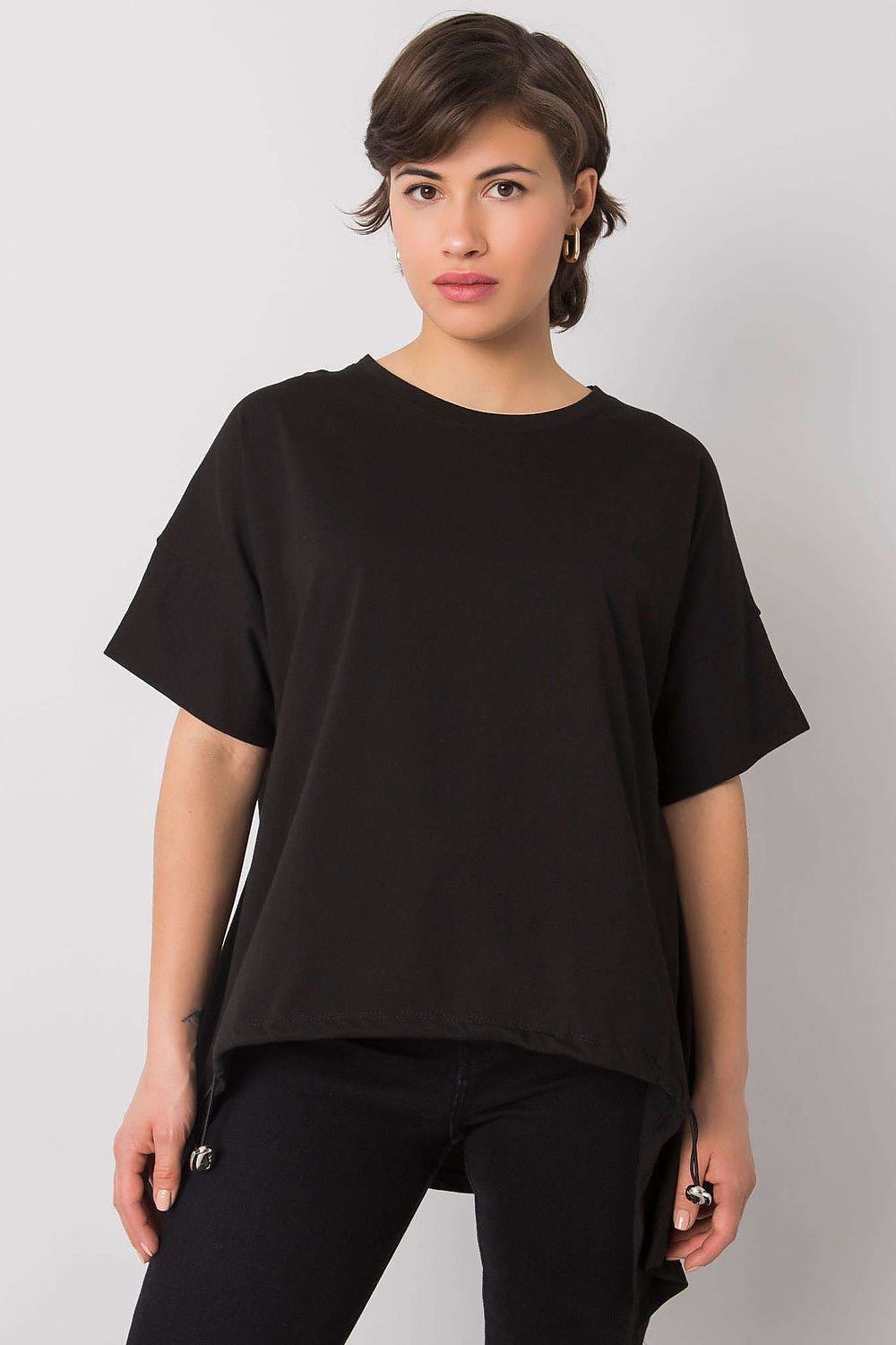 Elegant women's cotton t-shirt by Rue Paris, featuring short sleeves and a round neckline, worn with a confident expression.
