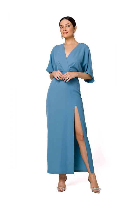 Elegant long evening dress in blue featuring a high slit, kimono sleeves, and a deep V neckline by Makover, showcased on a model.