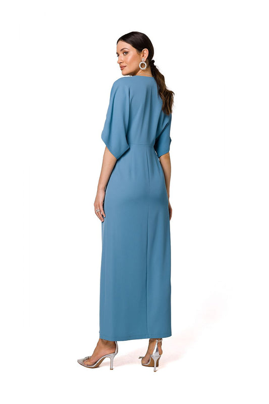 Back view of an elegant blue evening dress with a high slit and kimono sleeves by Makover, highlighting its sophisticated design.