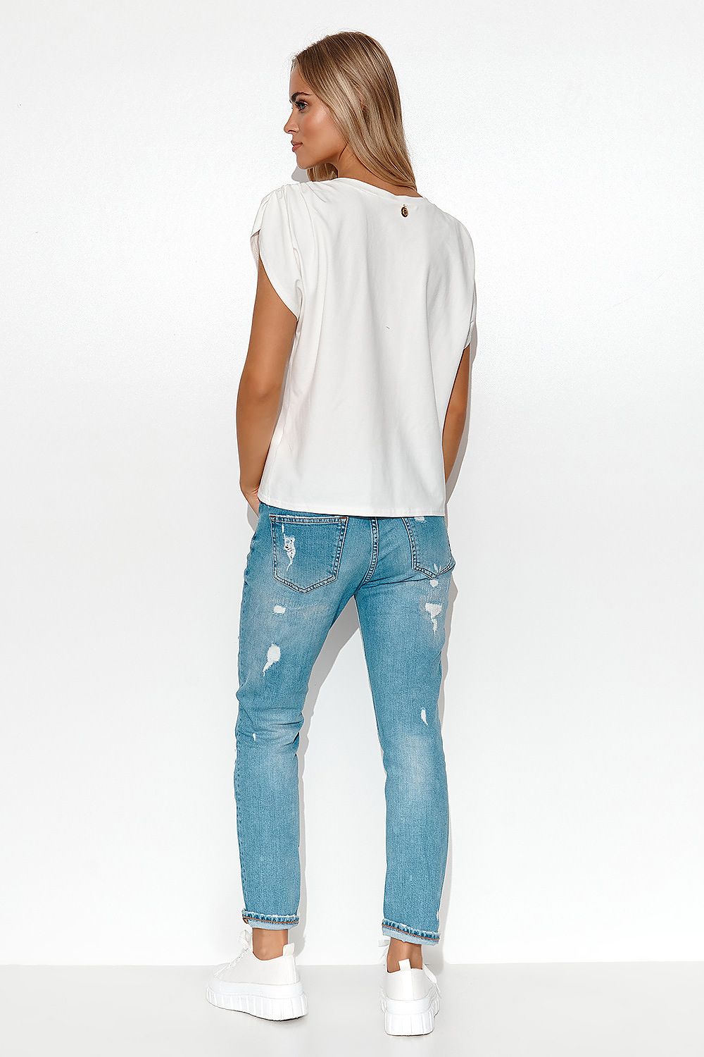 Back view of a chic Makadamia oversized blouse featuring a unique closure detailing, offering a sophisticated touch for a relaxed spring-summer look.