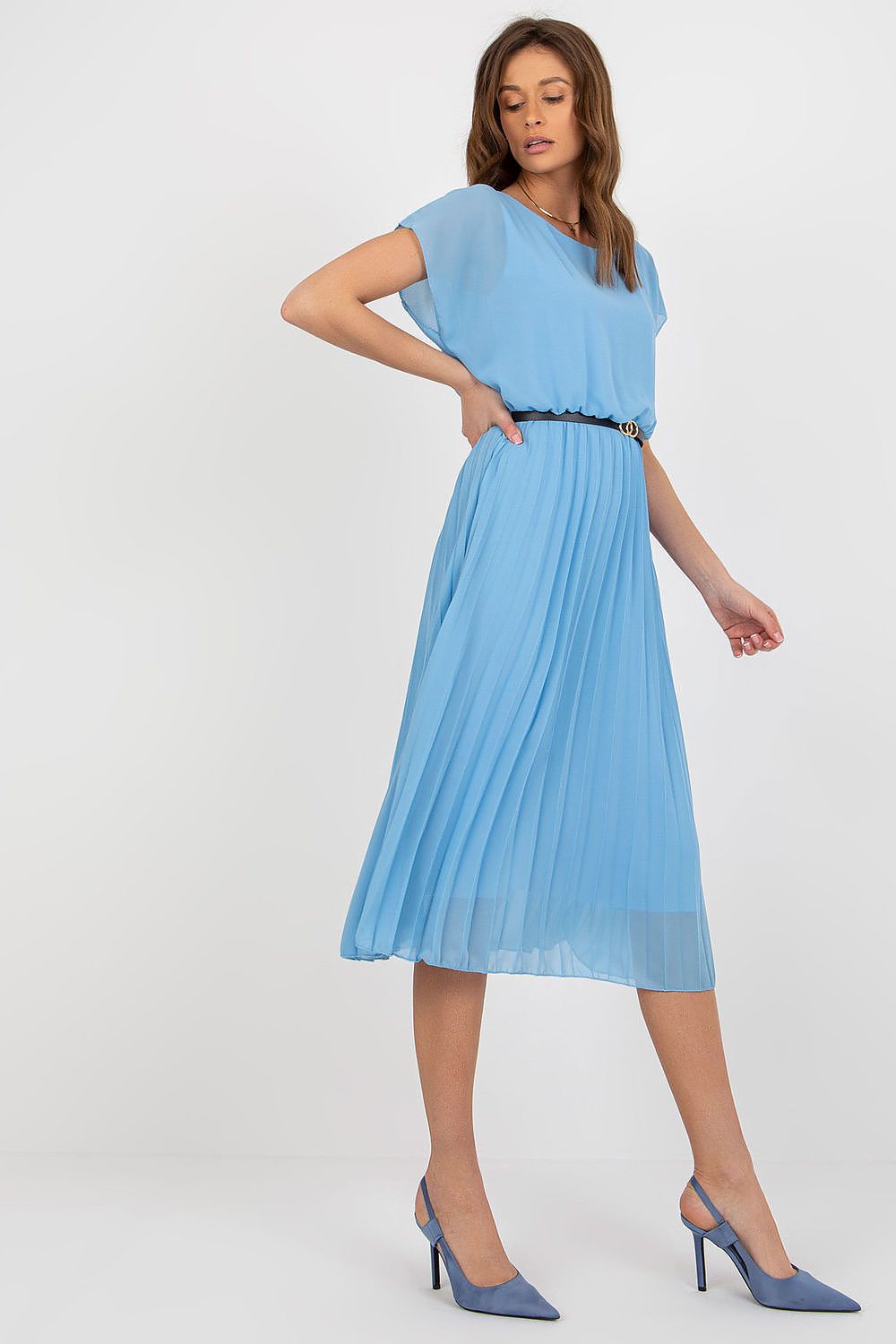 Stylish Italy Moda cocktail dress in light blue, highlighting the pleated design and sophisticated black belt, ideal for evening events. Model displaying the dress from a side angle.