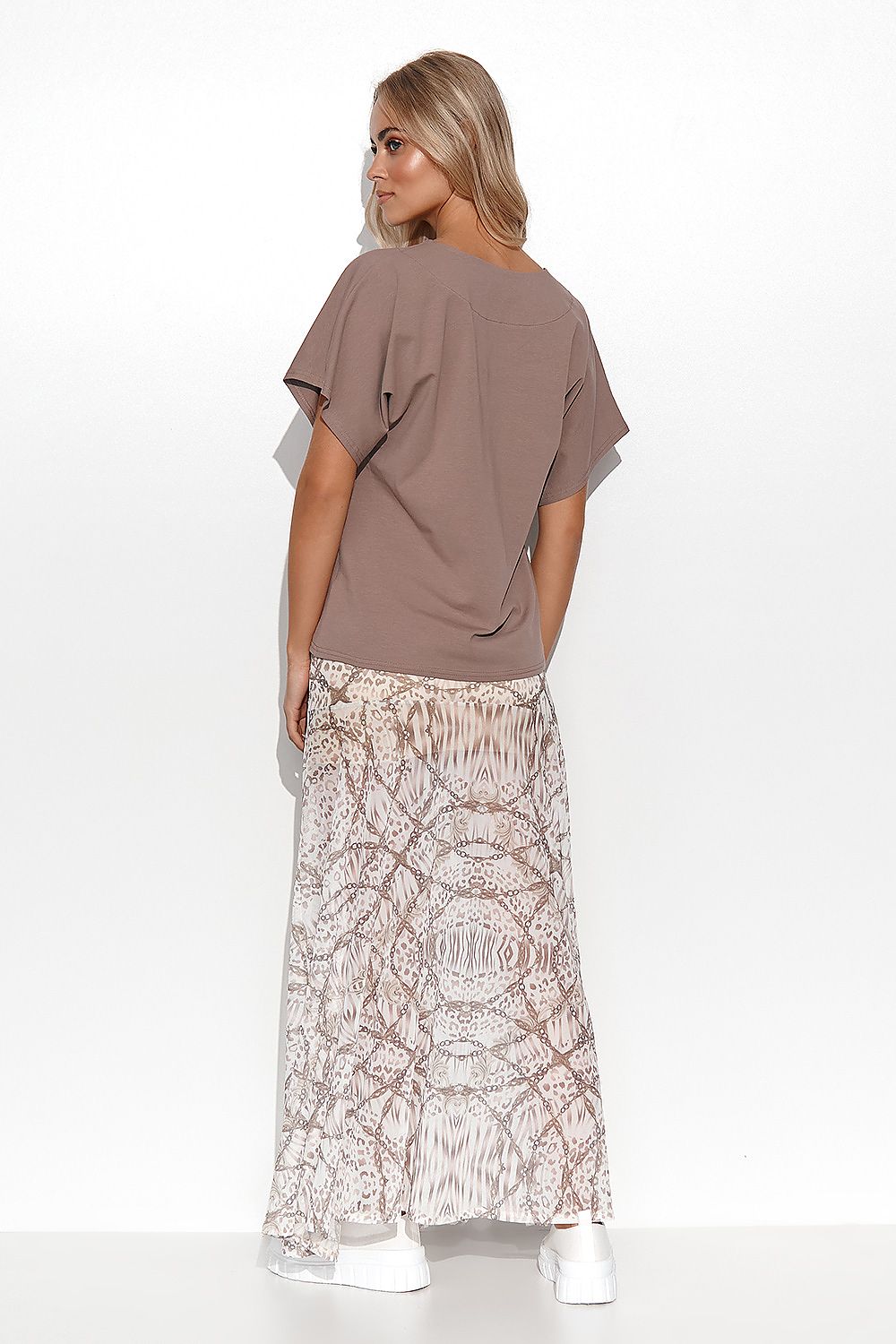 Elegant women’s blouse by Makadamia, featuring a relaxed fit, short sleeves, and a heart neckline, paired with a flowing patterned skirt for a stylish look.