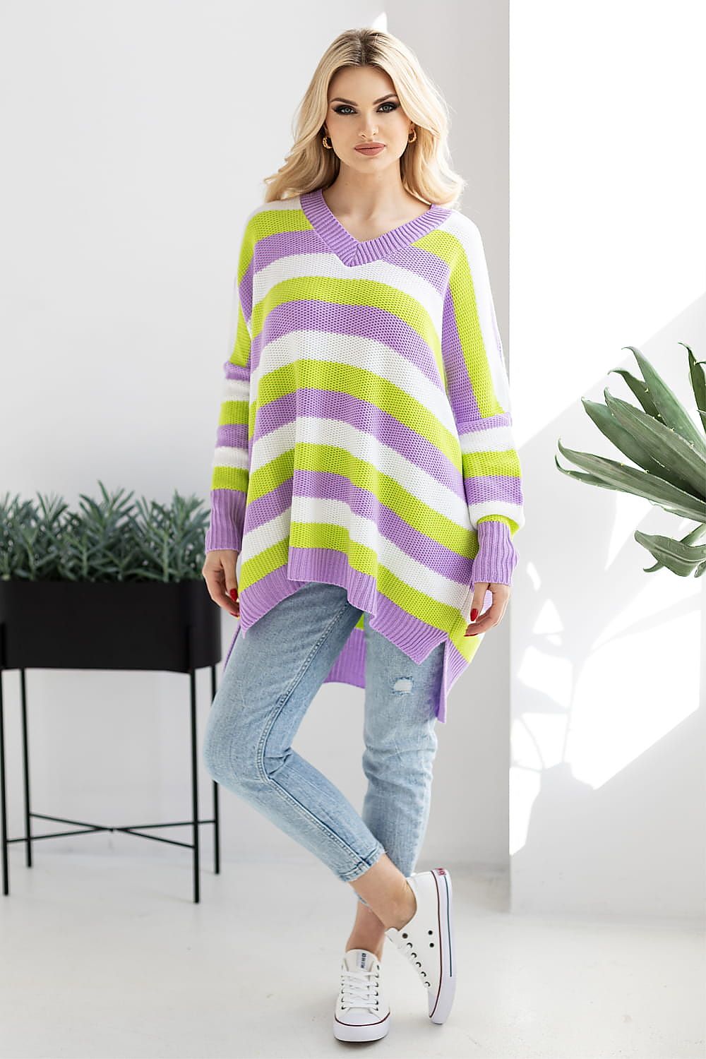 Chic loose-fitting striped sweater in vibrant colours from PeeKaBoo, ideal for a sophisticated casual outfit.
