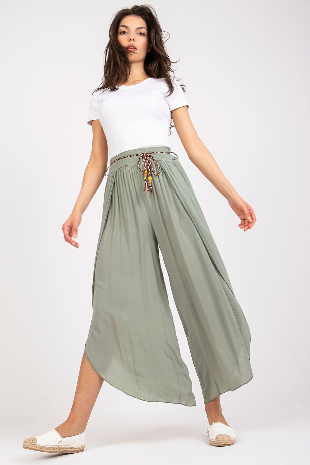 Chic Och Bella high-waist trousers made from light viscose, adorned with a stylish waist tie, elegantly modelled in a contemporary setting.