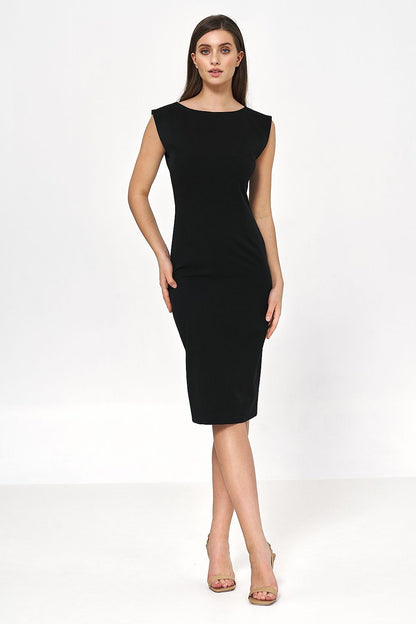 Chic knee-length bodycon dress in black by Nife, showcasing a sophisticated round neck and a fashionable silhouette.