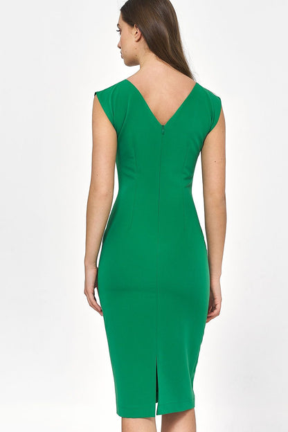 Stylish knee-length green dress by Nife, featuring a V-back detail and a tailored fit for a luxurious appearance.