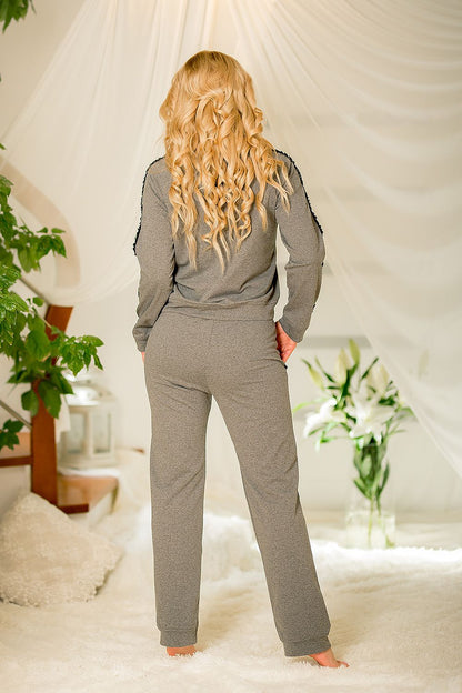 Close-up of Kalimo Antao Sweatshirt showcasing the delicate lace embellishments on the sleeves, ideal for a stylish boho vibe.