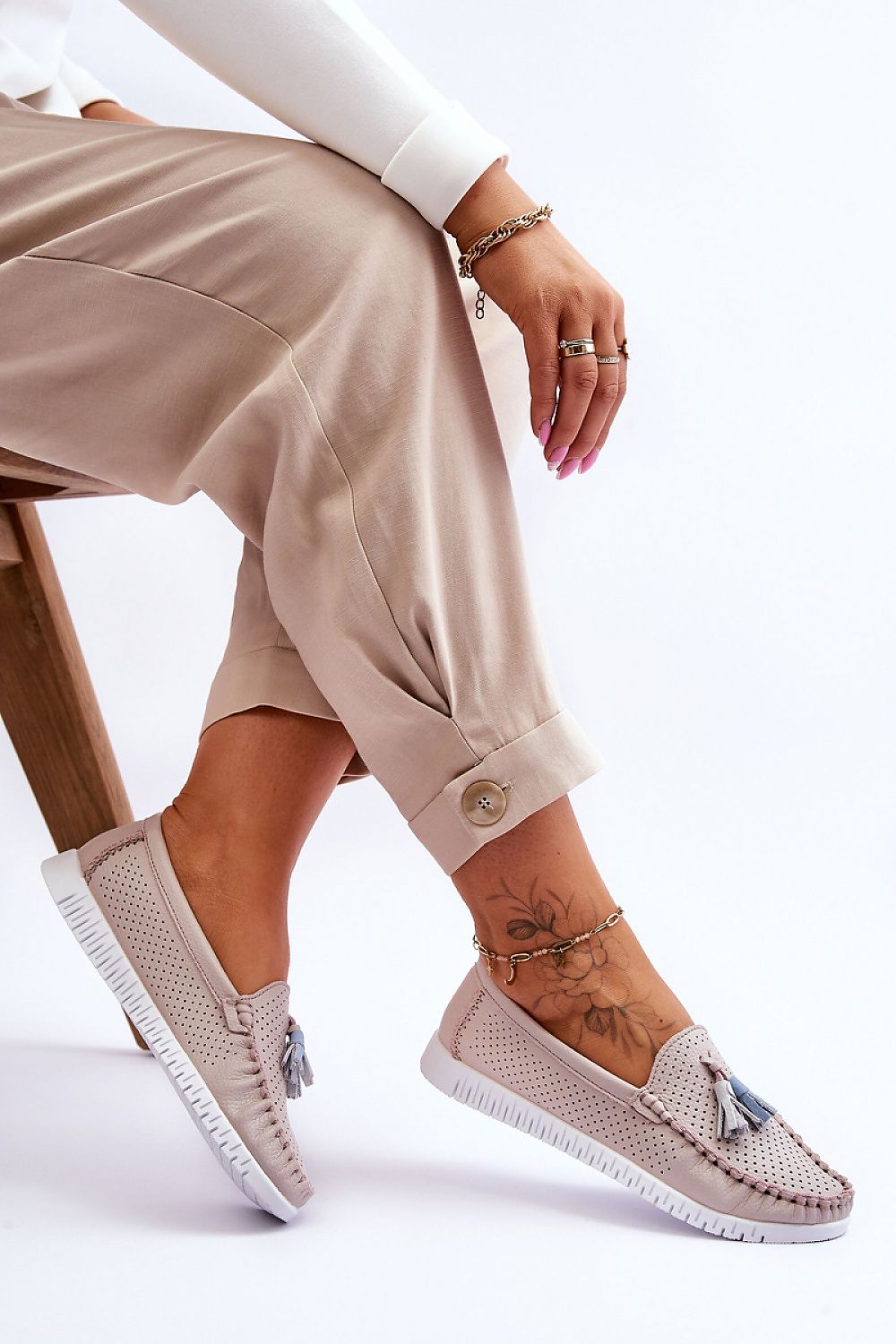 Step in Style luxury moccasin flats for women, showcasing the comfortable natural leather footbed and stylish design suitable for spring-summer outfits.