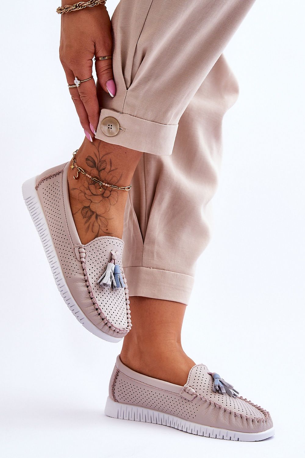 Elegant luxury women's moccasin flats in natural leather by Step in Style, designed with a sturdy non-slip sole and adorned with decorative tassels.