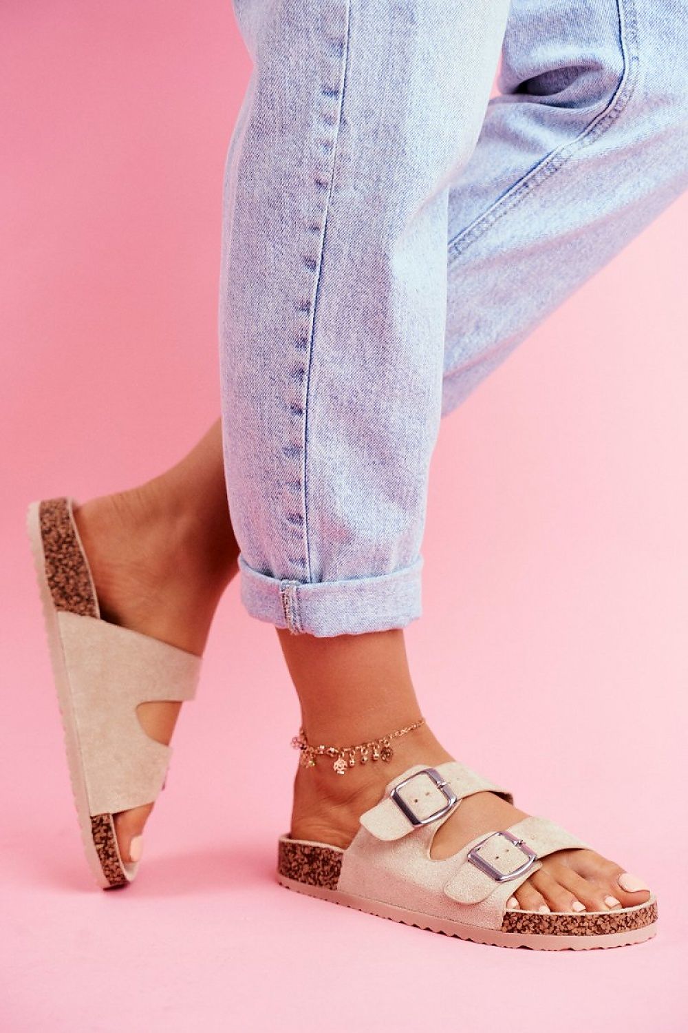 Luxury Step in Style flip-flops displayed with a stylish 2.5cm sole height, ideal for comfort and fashion-forward footwear.