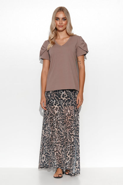 Stylish representation of the Makadamia women's blouse, emphasising its versatility for both business and casual wear.