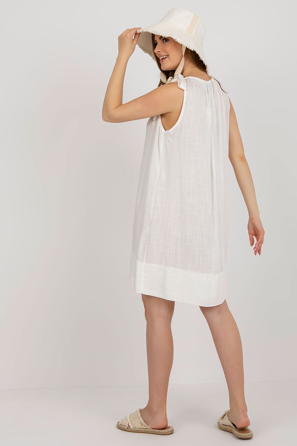 Fashionable details of the Och Bella summer dress, focusing on the elegantly tied straps and refined loose cut.