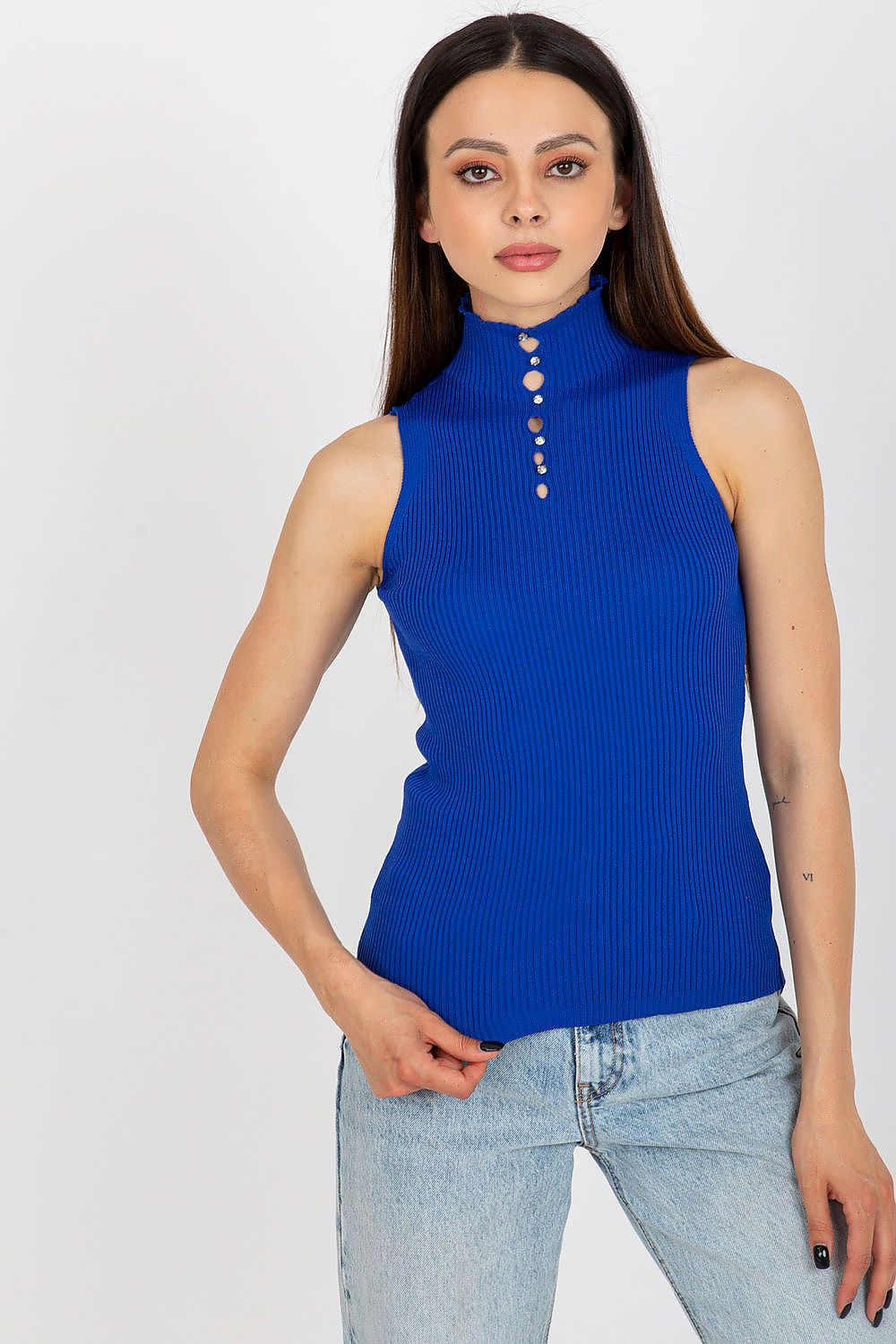 Elegant fit of the sleeveless turtleneck blouse by Badu, made from high-quality ribbed fabric.