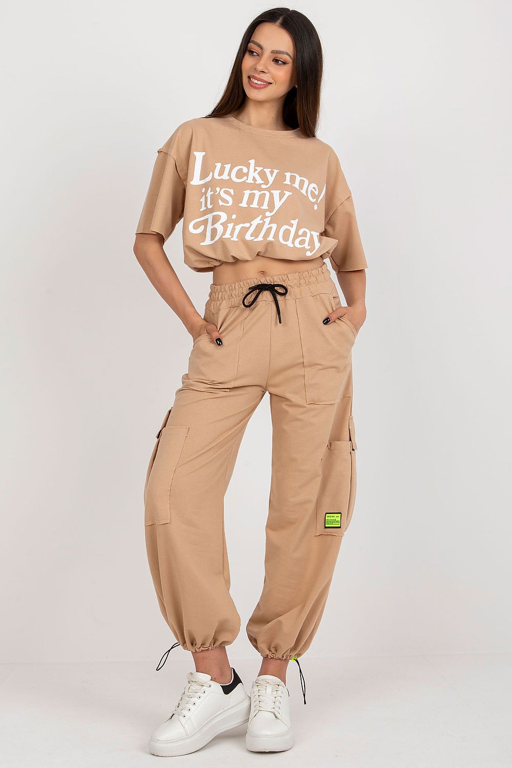 Elegant Badu tracksuit set in 100% cotton, featuring fashionable long pants with tie waist and a short sleeve blouse for a sophisticated look.