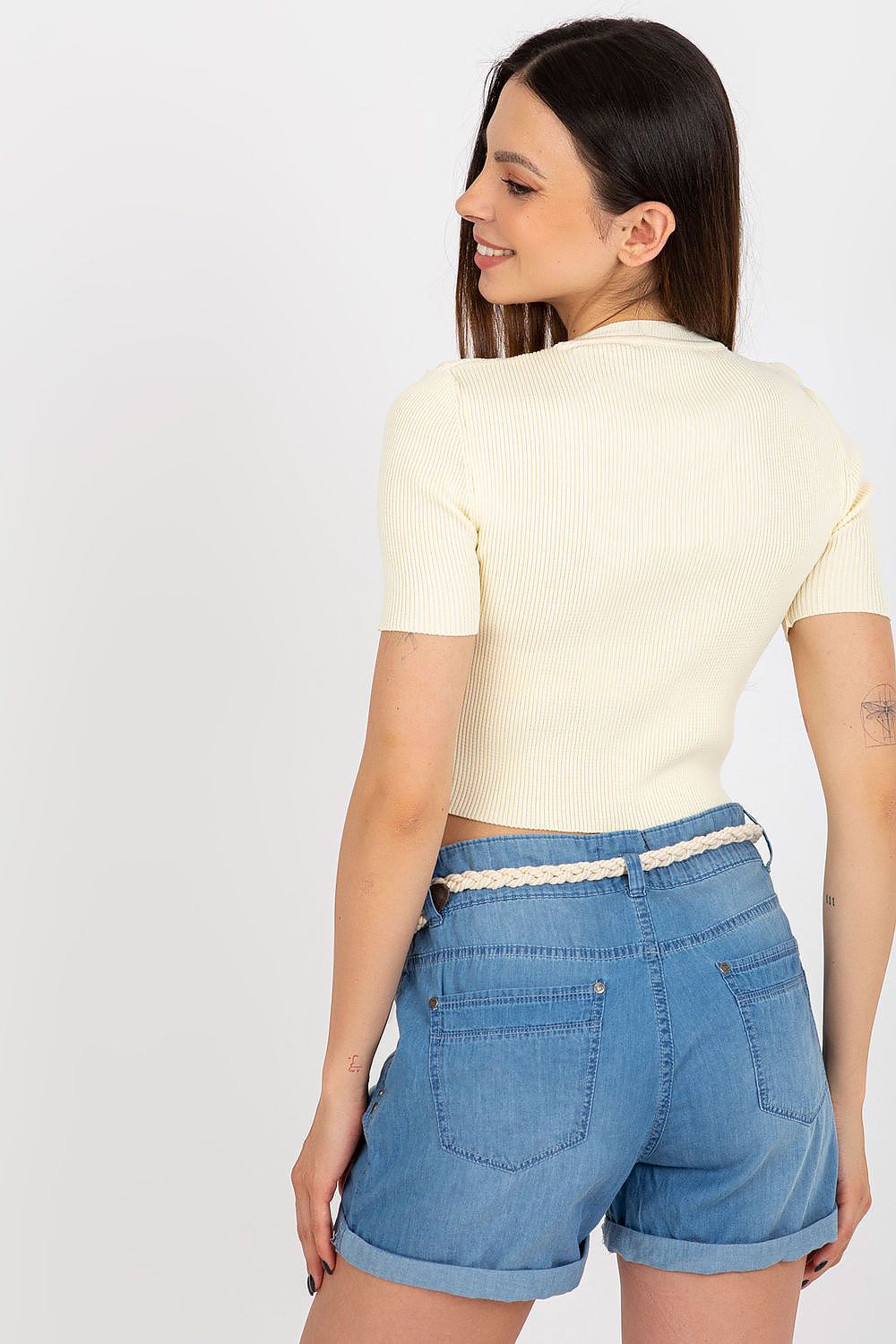 Badu women's short ribbed blouse in a luxurious shade, highlighting its contemporary style with short sleeves and a refined round neckline.