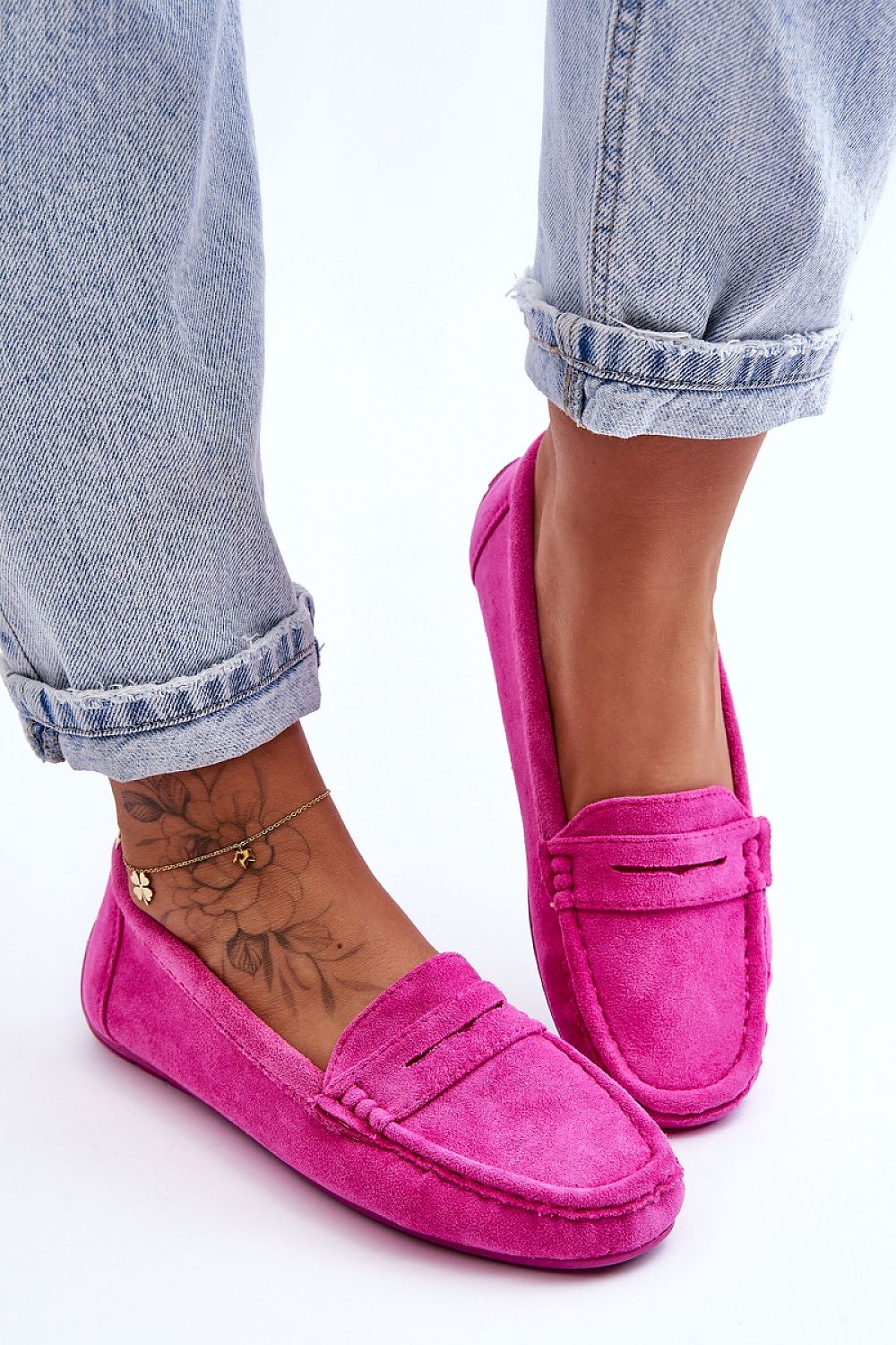 Step in Style's luxury women's moccasins, designed in soft eco-suede with a beautiful front strap, ideal for everyday elegance.