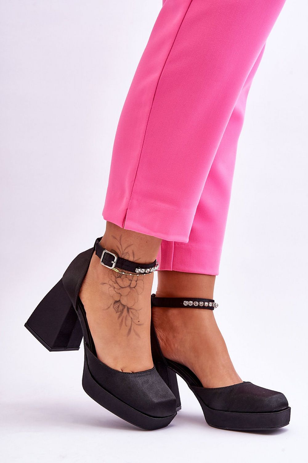 Stylish side view of Step in Style's luxury platform pumps, emphasizing the 2.5cm platform and 9.5cm block heel, designed for comfort and glamour.