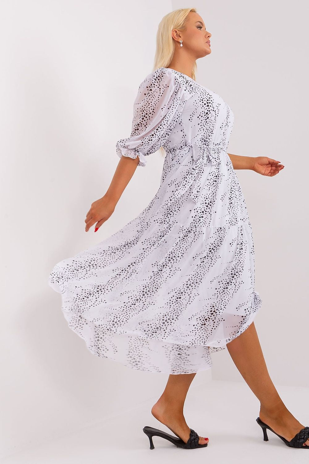 Luxurious Lakerta dress featuring a flattering tie waist and high-quality cotton-nylon blend fabric, perfect for curvier silhouettes.