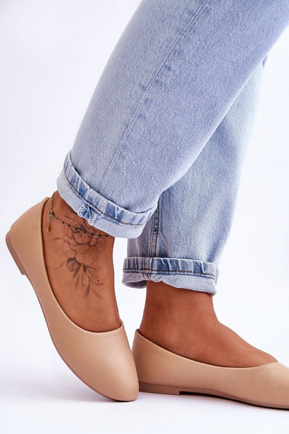 Step in Style elegant eco leather slip-on ballet flats with natural leather footbed, ideal for a sophisticated yet comfortable addition to any wardrobe.