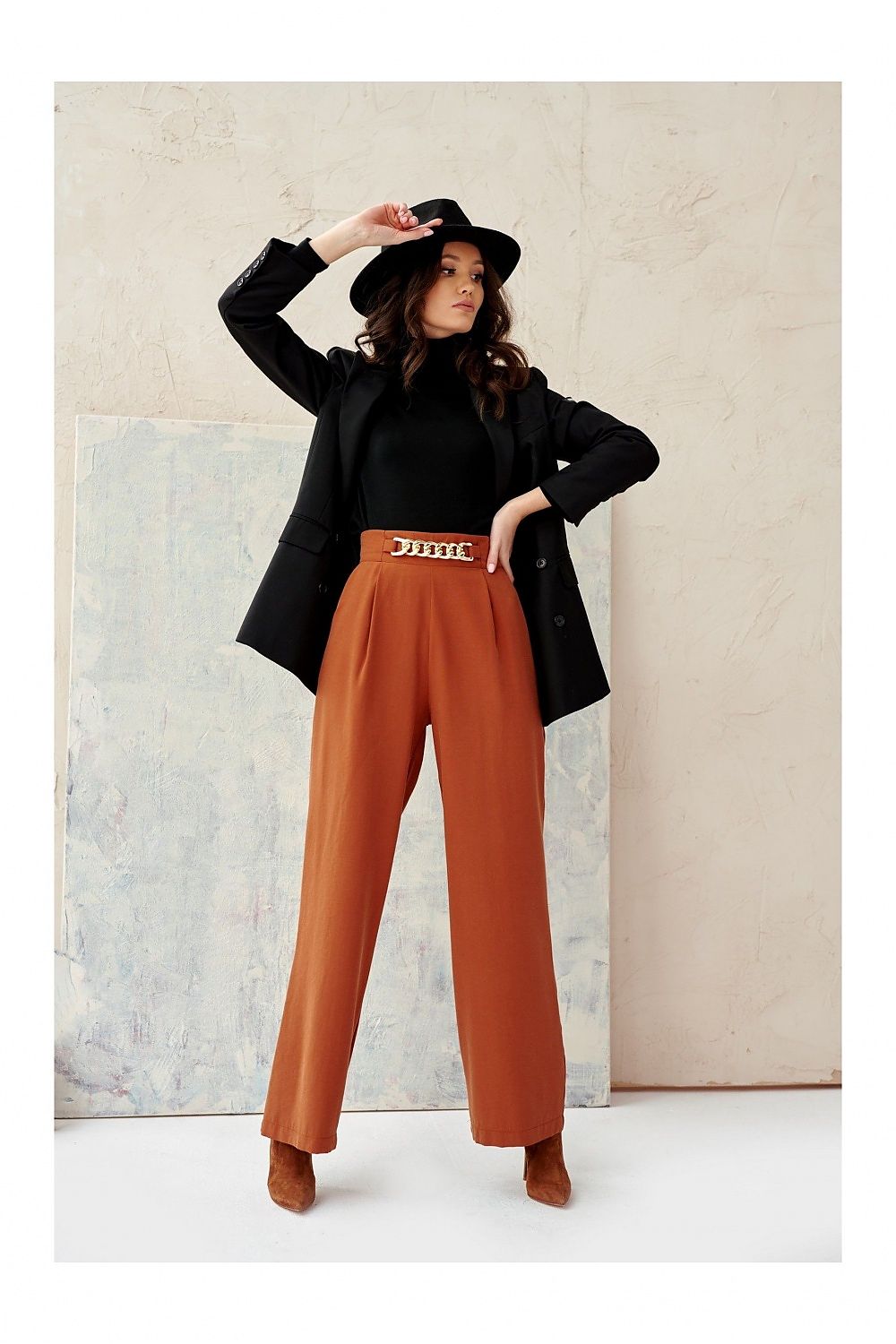 Roco Fashion Women's High-Rise Wide Leg Trousers featuring a luxurious decorative chain, elegantly designed for a sophisticated look.