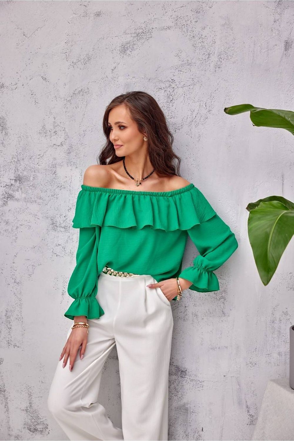Elegant Spanish ruffle blouse with open shoulders from Roco Fashion, crafted in soft smooth polyester for a luxurious feel. Ideal for versatile styling, perfect for both sporty and sophisticated looks.