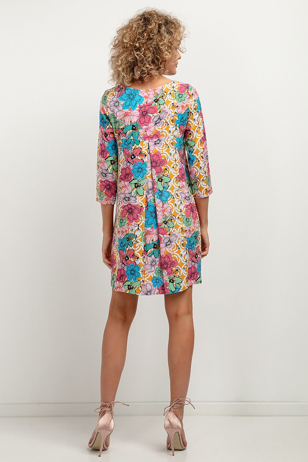 Luxurious Tessita daydress in viscose fabric with a contrasting pleat on the back, showcasing a fashionable and comfortable loose cut that flatters all figures.