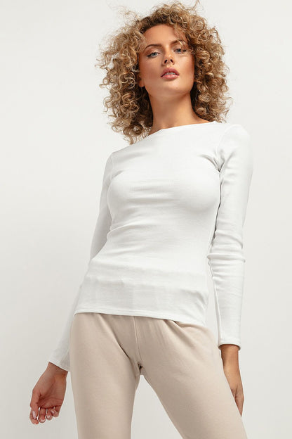 Elegant fitted long-sleeve ribbed blouse in soft fabric, featuring a sophisticated boat neckline by Tessita.