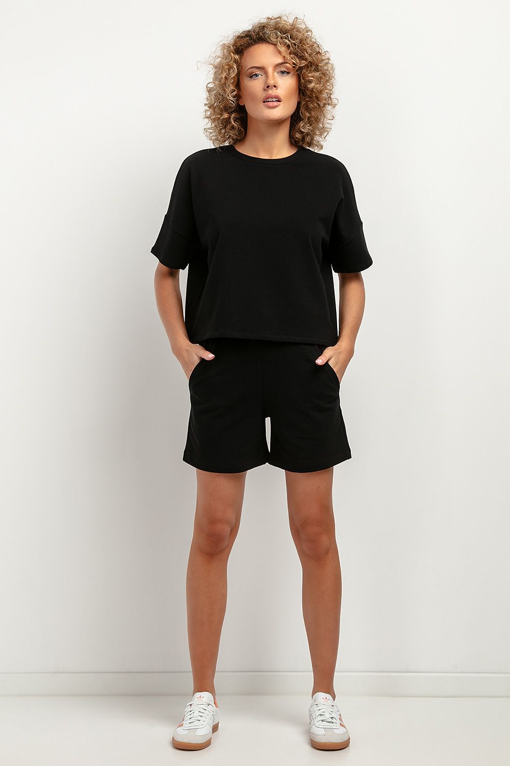High-waisted Tessita shorts in luxurious knitted fabric with large pockets, perfect for summer styling.