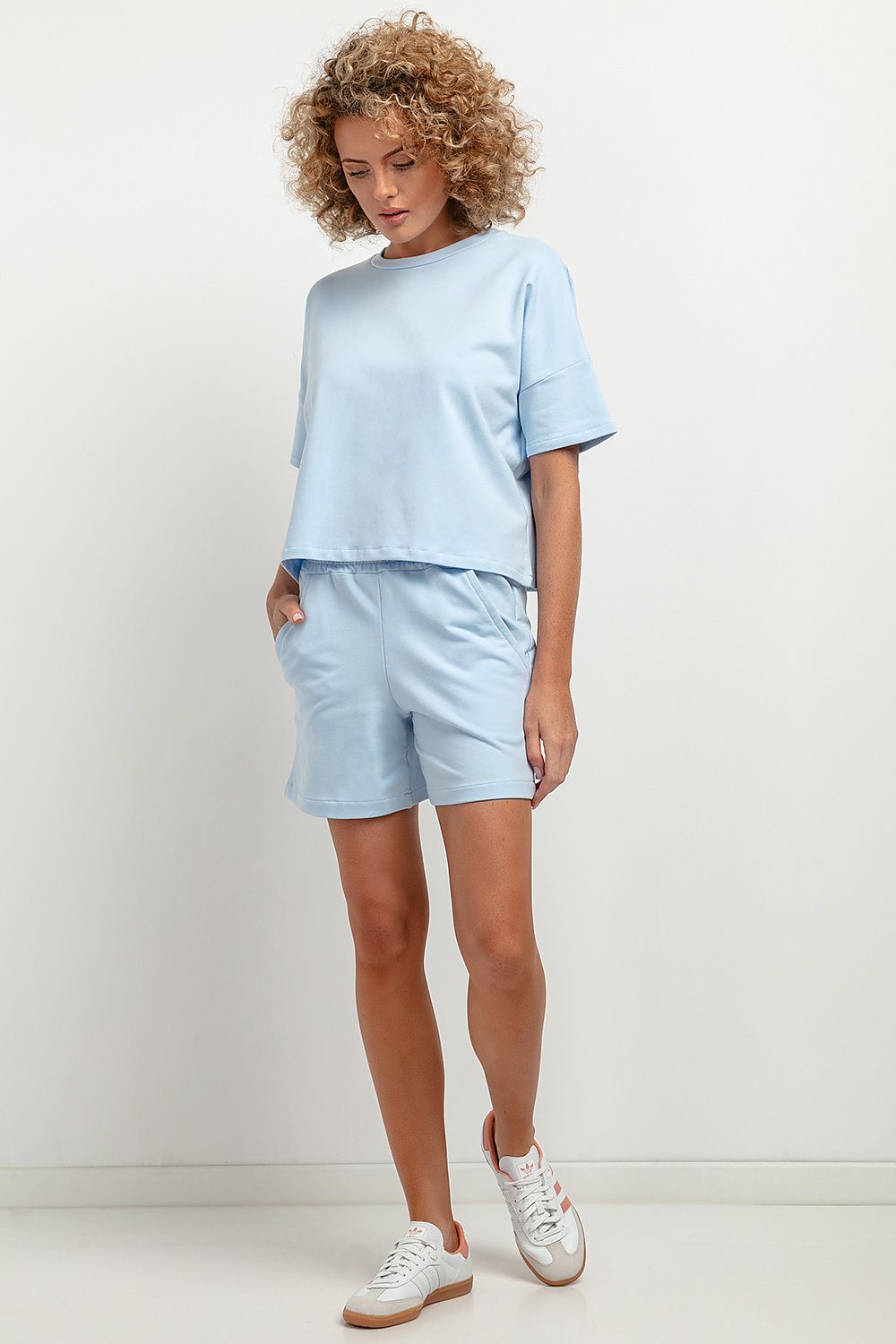Elegant high-waisted Tessita shorts in luxurious knitted fabric featuring large pockets, perfect for summer styling.
