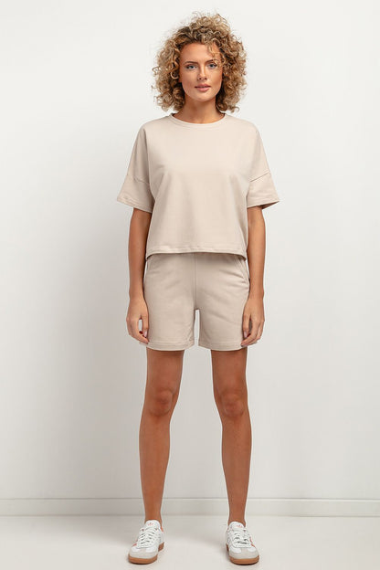 Chic and stylish Tessita high-waisted shorts with oversized pockets, crafted from premium knitted fabric, ideal for a fashionable summer ensemble.