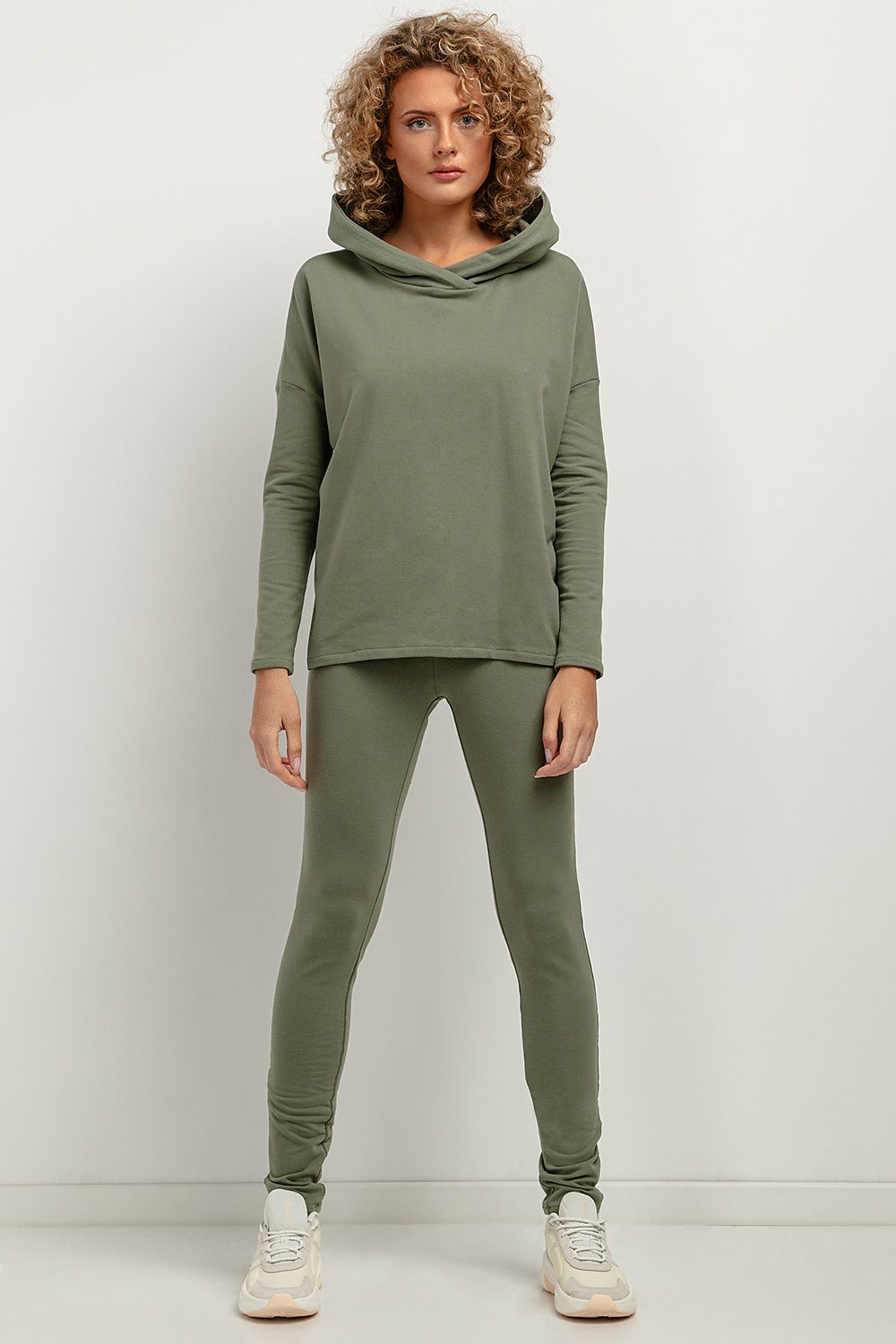 Tessita Women's Long Sweatshirt Knit Leggings featuring OEKO-TEX Certified fabric, designed with a wide waistband for optimal comfort and a flattering fit, perfect for sporty looks in autumn.
