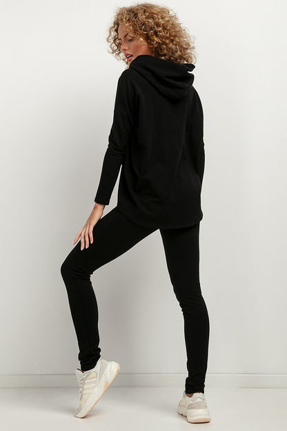 Tessita women's leggings in a sophisticated urban setting, perfect for active lifestyles and leisure.