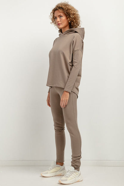 Chic Tessita leggings displaying small back darts that enhance the silhouette for a polished look.