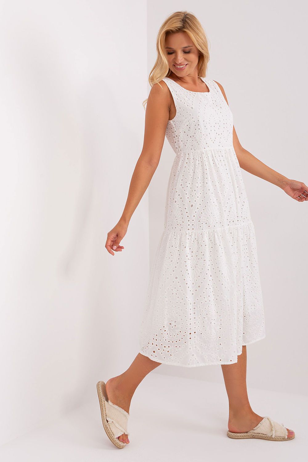 Och Bella luxurious sleeveless openwork summer dress featuring a round neckline, crafted from 100% cotton, perfect for elegant summer outings.
