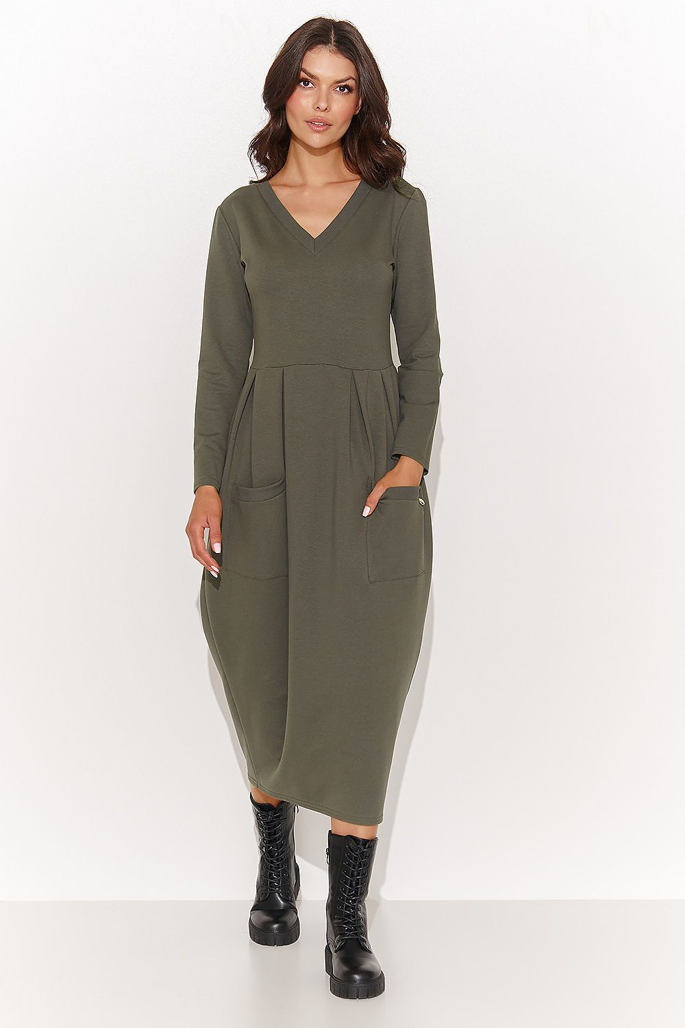 Chic Numinou daydress in khaki, featuring a casual knee-length design with long sleeves and v-neck, perfect for sophisticated yet relaxed occasions.