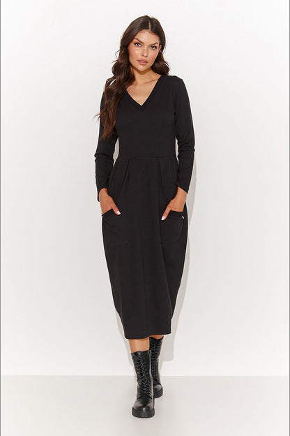 Stylish Numinou daydress in timeless black, showcasing a flattering loose cut that enhances the silhouette while providing comfort and versatility.