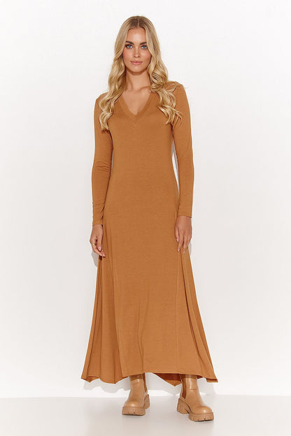 Elegant long viscose daydress with heart neckline and flared bottom by Makadamia, designed for comfort and style, available in classic colours.