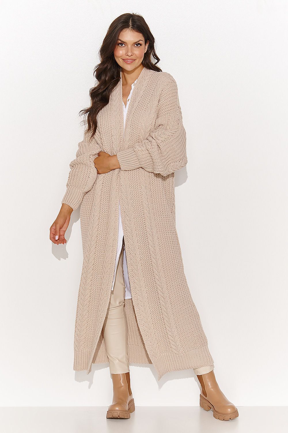 Luxurious long plaid cardigan sweater for women by Numinou, featuring an elegant open cut design and wide sleeves, perfect for stylish winter outfits. Available in chic colours including cappuccino, black, honey, nude, and steel.