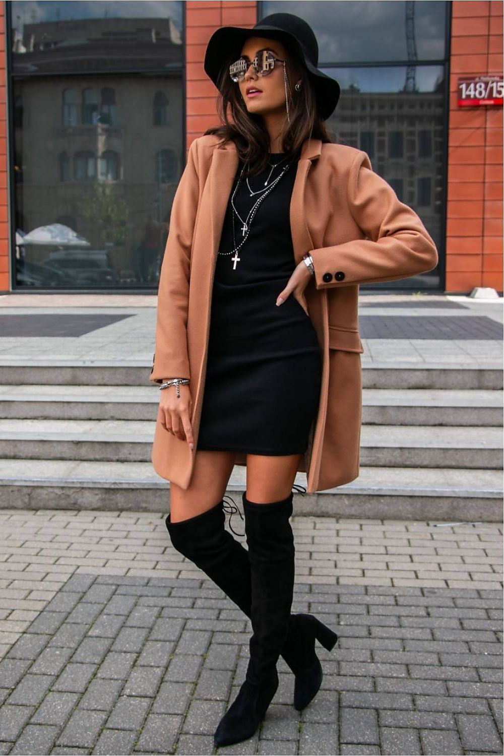 Roco Fashion women's tailored coat displayed on a mannequin, demonstrating a refined silhouette and elegant tailoring for modern fashionistas.