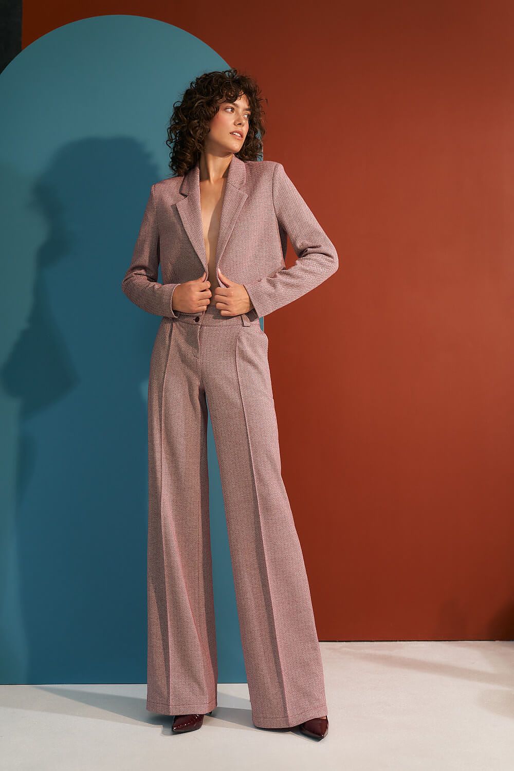 Elegant wide leg trousers by Nife in luxe fabric, showcasing a high waist design for a perfect fit, ideal for sophisticated styling.