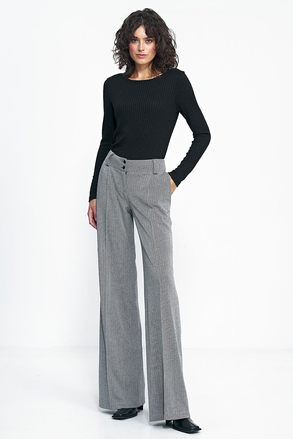 Luxurious wide leg trousers by Nife, featuring a modern high waist that elongates the silhouette, perfect for elegant occasions.
