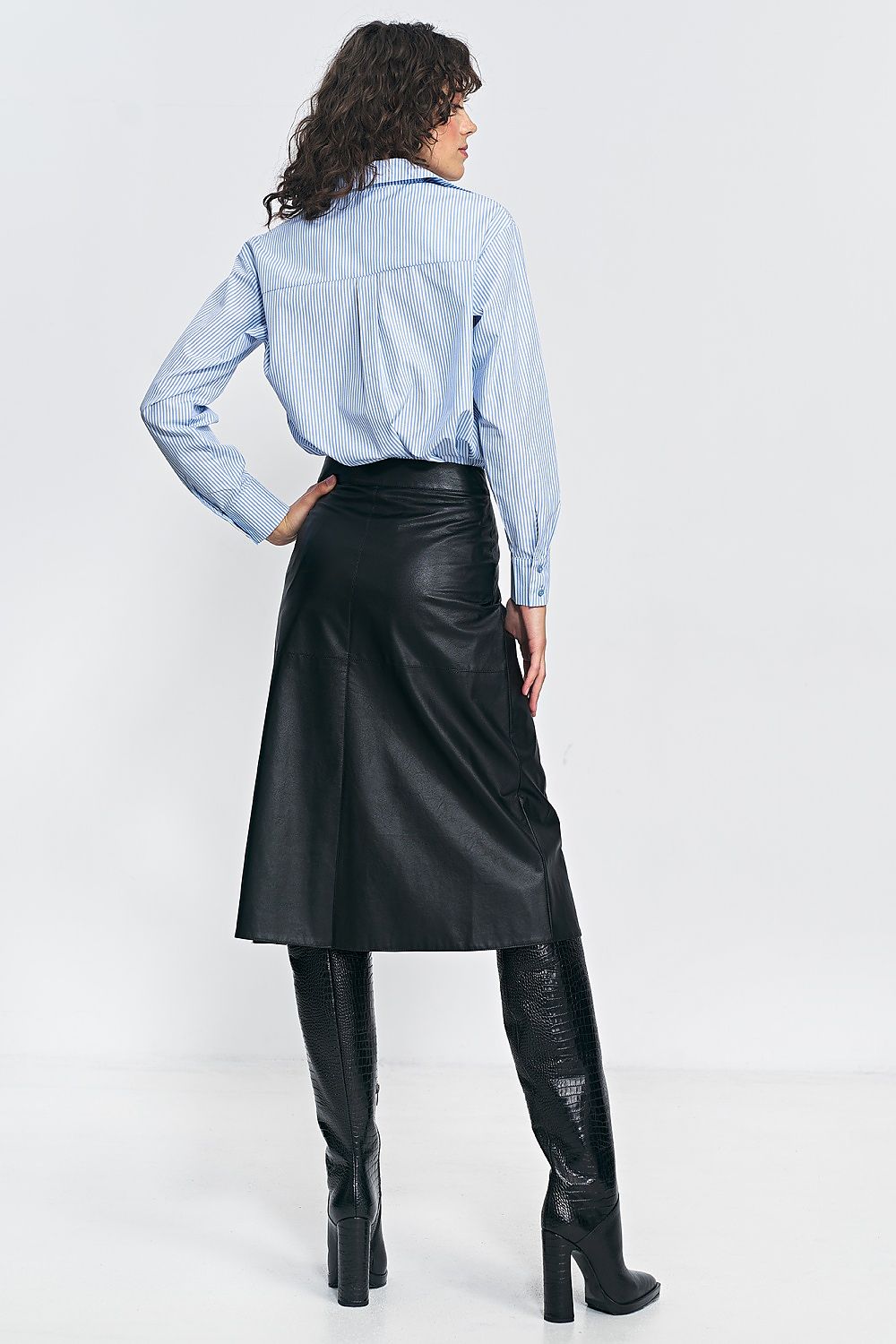 Sophisticated Nife Trapeze skirt in imitation leather, featuring a side zipper for a refined fit.