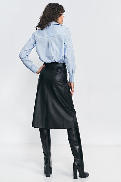 Sophisticated Nife Trapeze skirt in imitation leather, featuring a side zipper for a refined fit.