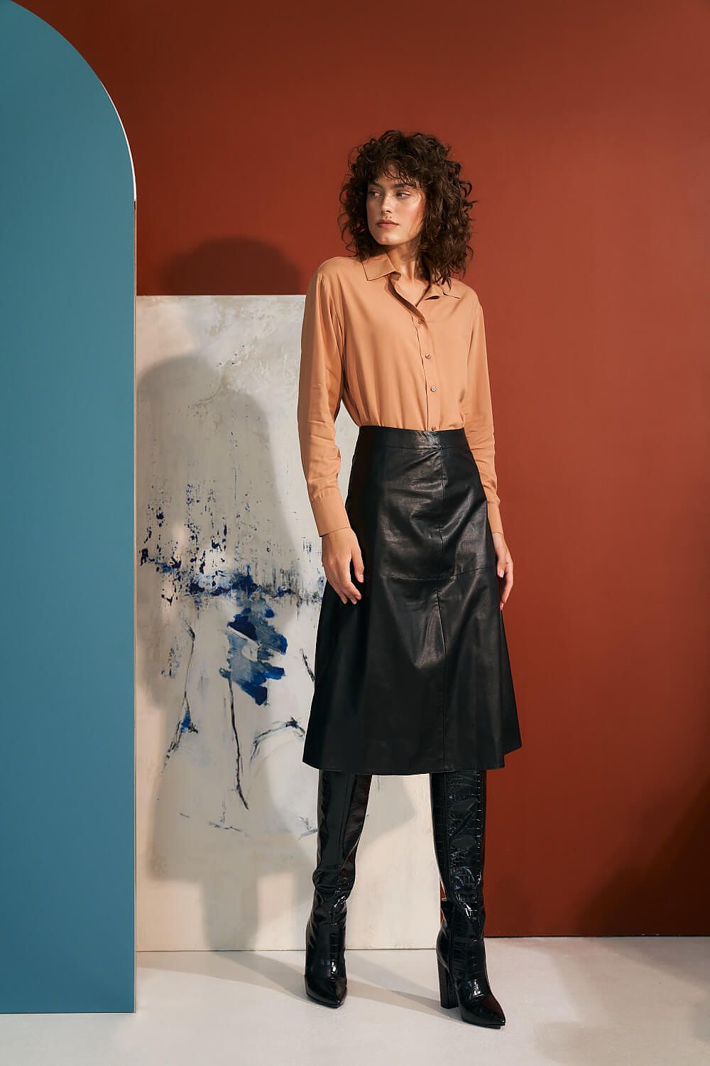 Fashionable Nife autumn outfit featuring the trapeze imitation leather skirt paired with a thick sweater.
