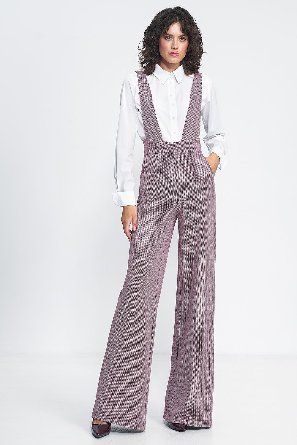 Luxurious high-waisted jumpsuit with suspenders and wide legs by Nife, featuring practical pockets, perfect for vintage-inspired fashion lovers.